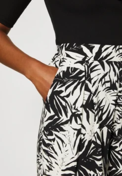 Anna Field Shorts - Black/off-white 9 Anna Field Shorts - Black/off-white -Anna Field ed4ea5b74138457188b6f733ef8869e5